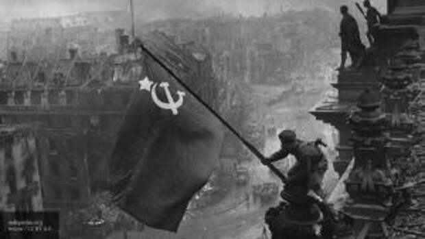 Facebook начал удалять знаменитую фотографию со Знаменем Победы над Рейхстагом