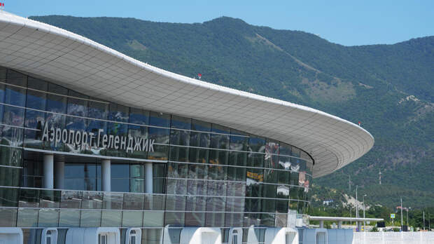 В аэропорту Геленджика открылась первая в России парковка для многодетных семей