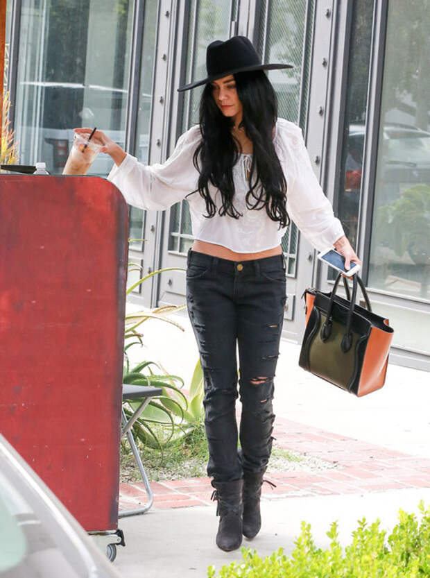 Vanessa Hudgens в черных рваных джинсах, белая блузка, шляпа