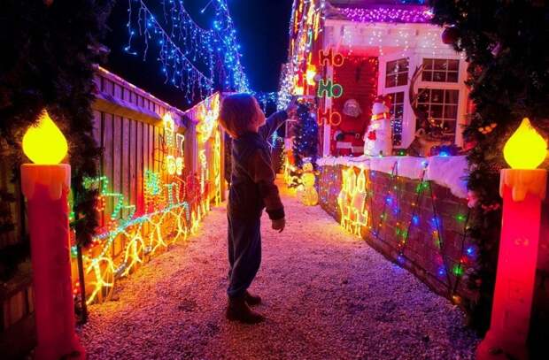 Улица Байрон Клоз в Нью Милтон, Великобритания, со светящимися и поющими снеговиками. Видимо, для местных жителей оплата счетов за электроэнергию проблемой не является. Хозяева домов счастливы, когда зажигаются все огни.