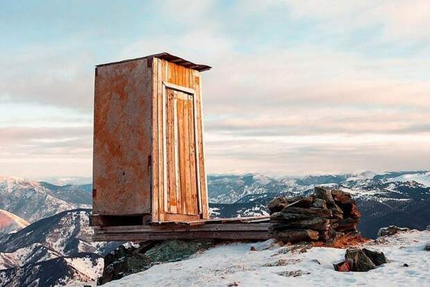 Туалет на российской метеостанции Кара-Тюрек. На высоте 2 600 метров. фото, экстрим, это интересно