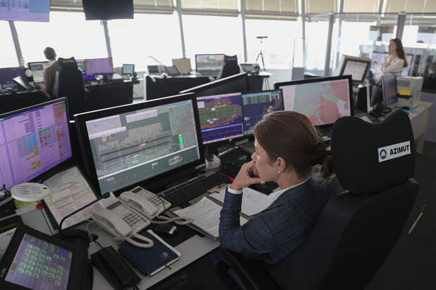 Самолет приготовился к аварийной посадке в аэропорту Москвы