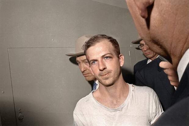 28. Ли Харви Освальда ведут на допрос по делу об убийстве Джона Ф. Кеннеди, 1963 год