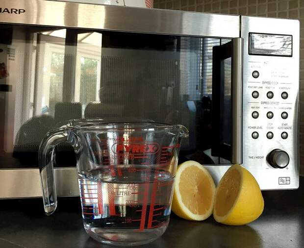 Лимон поможет очистить микроволновку от пятен. / Фото: whatmicrowave.com