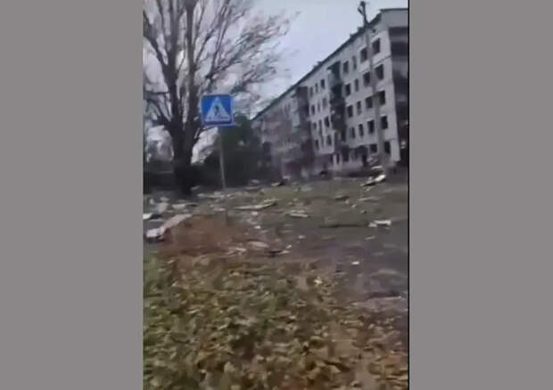 Украинский военный: русские специально устанавливают флаги в разных частях Селидово, чтобы посеять панику в наших рядах