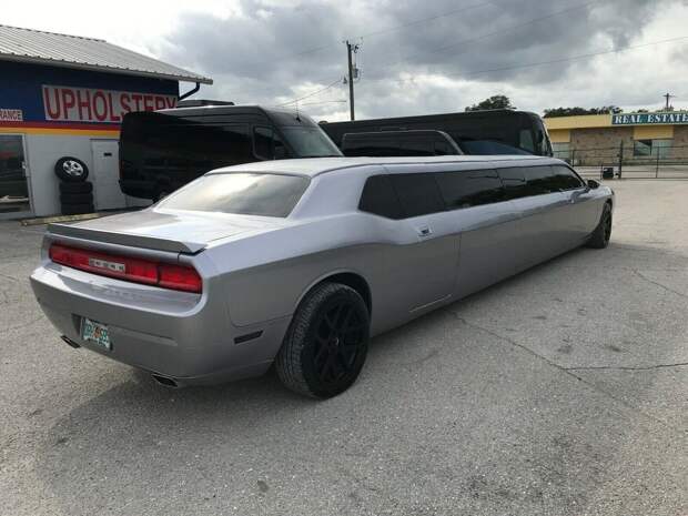 Лимузин Dodge Challenger с дверьми типа крыло чайки