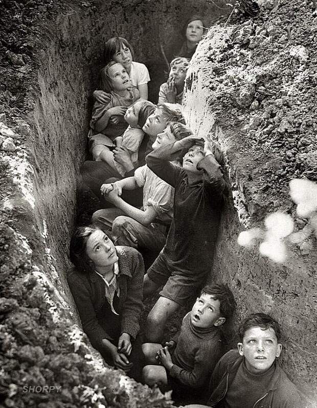 Испуганные дети в траншее во время немецкой бомбардировки, примерно 1940-41 годы 20 век, история, фотографии
