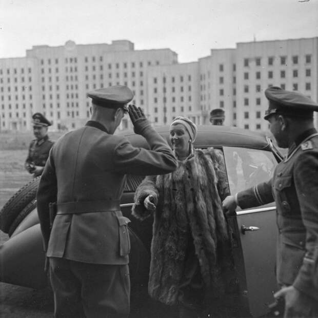 Немецкий офицер встречает актрису. Немецкий офицер встречает актрису.