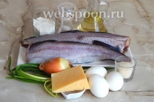 Готовить рыбные зразы с яйцом и сыром мы будем из следующего продуктового набора: минтай (можно любую некостистую морскую белую рыбу), репчатый и зелёный лук, сыр твёрдый, яйца куриные, манка, мука пшеничная, соль и растительное масло для жарки.