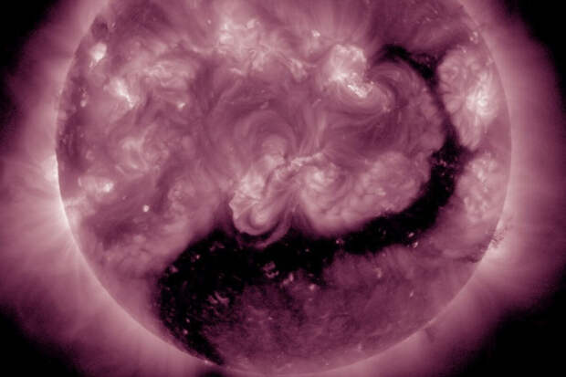 ИКИ РАН: корональная дыра, похожая на дракона, появилась на Солнце
