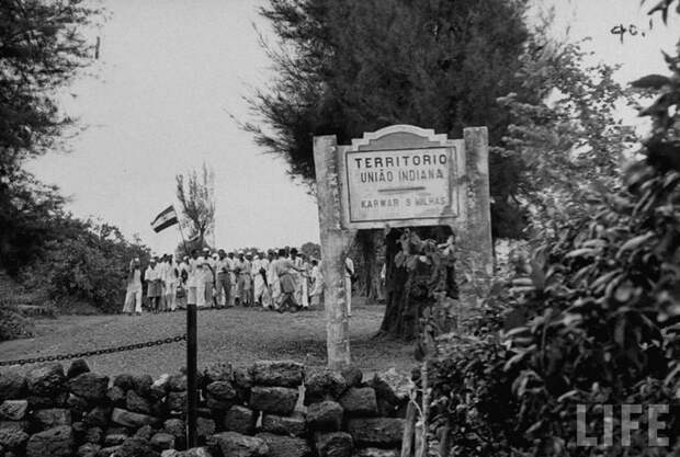 Демонстранты на границе Гоа, 1955 год - Конец Португальской Индии | Военно-исторический портал Warspot.ru