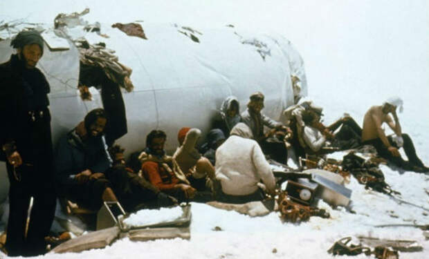 Самолет аварийно сел в Андах и люди 72 дня выживали на ледниках