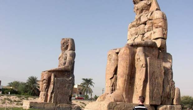 https://awesomeworld.ru/wp-content/uploads/2015/03/statui_drevnego_egipta_2-700x400.jpg