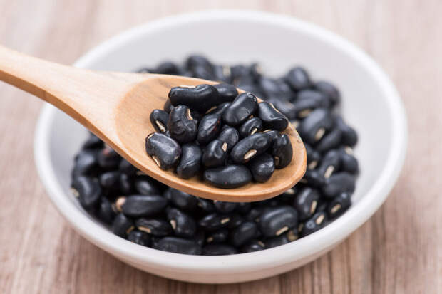 Диетолог Бобровский: людям с проблемами ЖКТ нельзя заменять мясо бобовыми