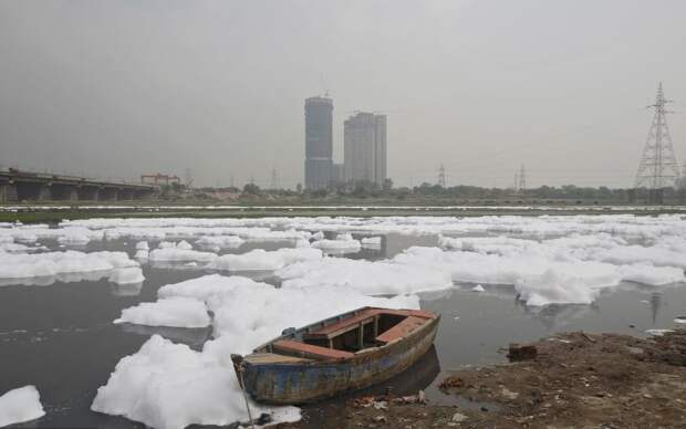Индийская река покрылась токсичной пеной, но местные продолжают купаться