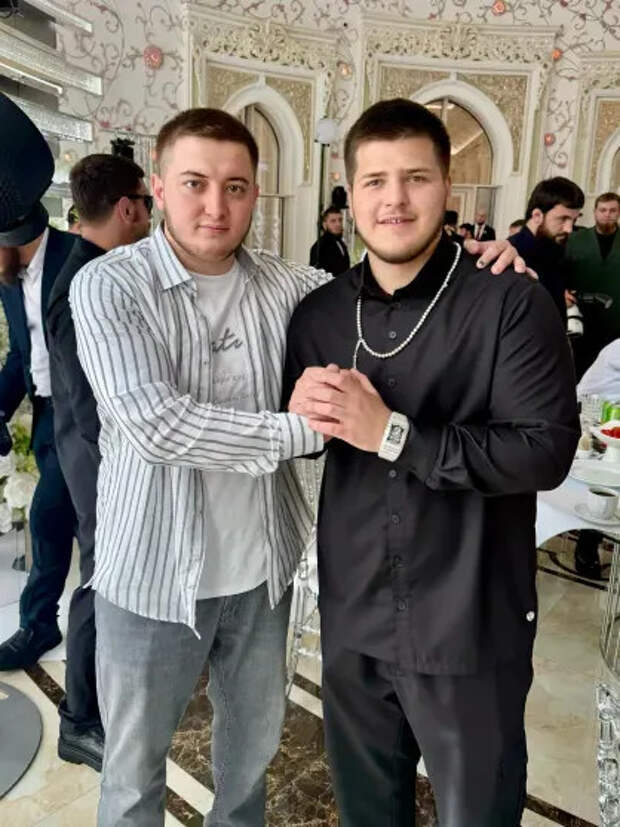 Анарбек Белхароев и Адам Кадыров с часами Jacob & Co. Billionaire Ashoka