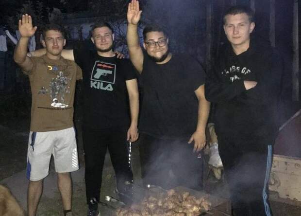 Юные «азовцы» тренируются убивать людей на бомжах 