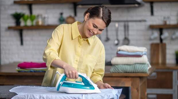 Разгладим все: как выбрать между утюгом, отпаривателем и паровой станцией