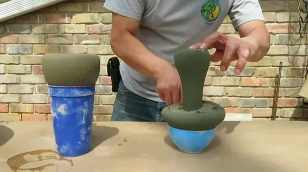 Декорируйте огород чудесными грибочками из цемента. Очень простая и не затратная работа