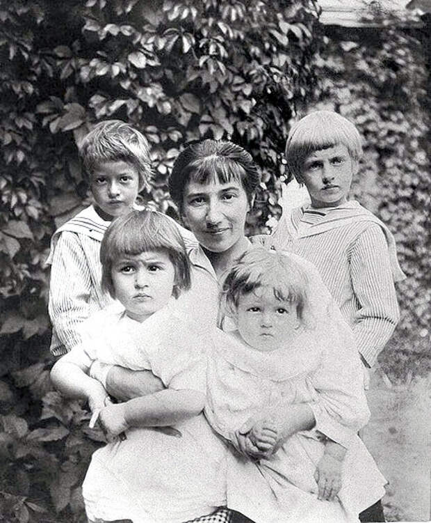 С детьми Шурой, Женей, Татой и Катей, 1914 г.