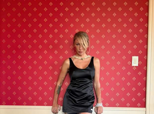 Блогерша Настя Ивлеева опубликовала фото в мини-платье и чулках