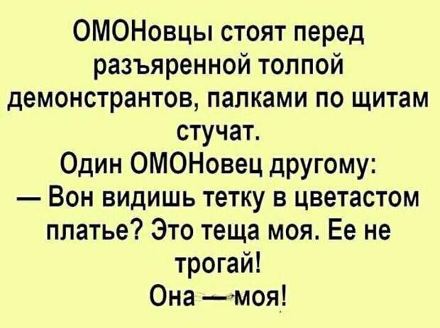 Новый русский чересчур нагло ведет себя в музее, трогает, ковыряет экспонаты...