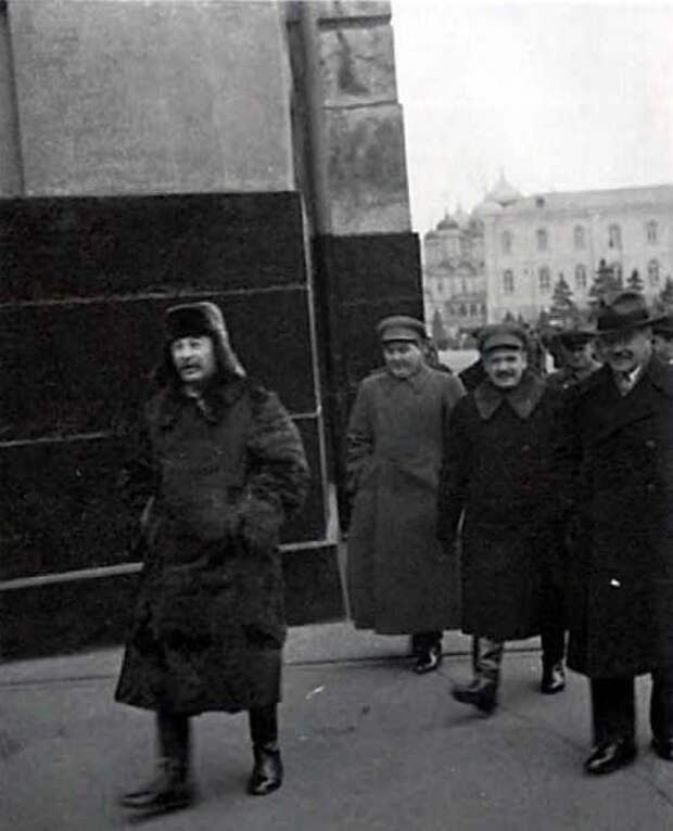 Сталин направляется на Красную площадь на празднование XXII годовщины Октября, 7 ноября 1939 года. / Фото: www.history.wikireading.ru