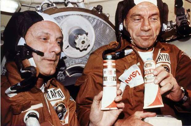 Поднимем наши тюбики, как советские космонавты американцев «водкой» поили