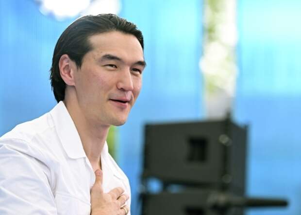 Побег от журналистов и VIP-зона: Как Сабуров улетел в Казахстан