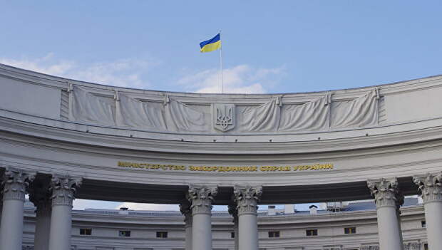 Государственный флаг на здании министерства иностранных дел Украины в Киеве. Архивное фото