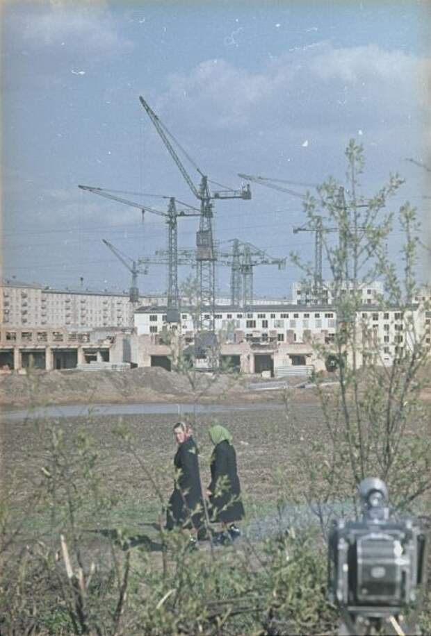 Советские строители на стройке хрущевок.