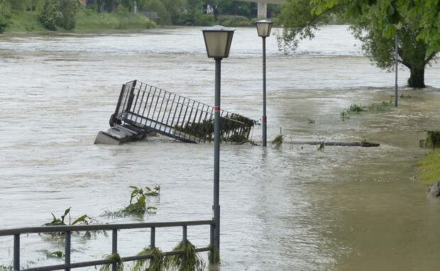 Чита.ру: В Чите канализацией затоплены жилые дома, пенсионеры борются ломами