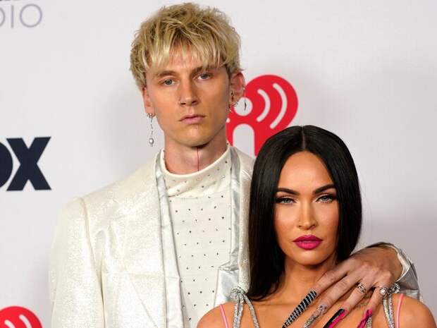 TMZ: актриса Меган Фокс намекнула на конфликт с бывшим возлюбленным Machine Gun Kelly