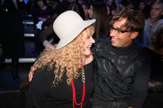 Алла Пугачёва сбежала из России? Певицу с детьми заметили в аэропорту — источник