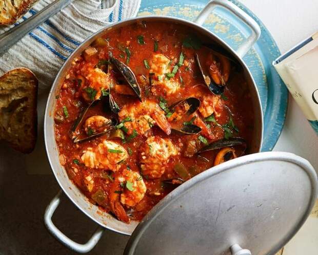 Томатный суп с морепродуктами. \ Фото: pinterest.co.uk.
