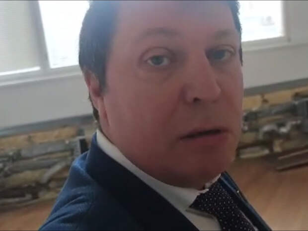 «Настоящий саботаж»: Депутат Госдумы пожаловался на свой «кабинет» – там нет даже подоконника