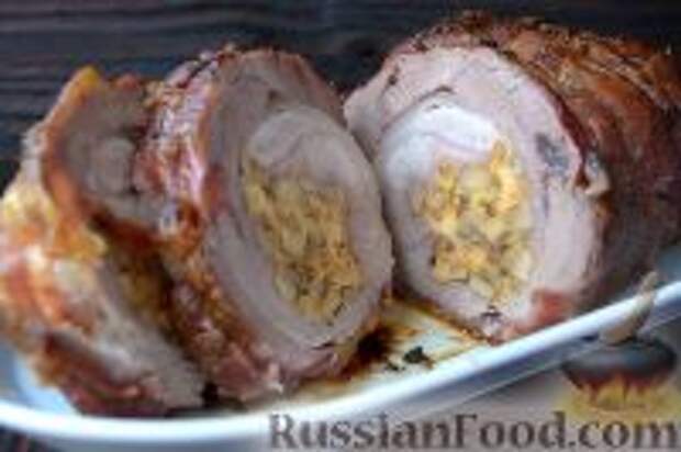 Фото к рецепту: Мясной рулет с грибами и сыром