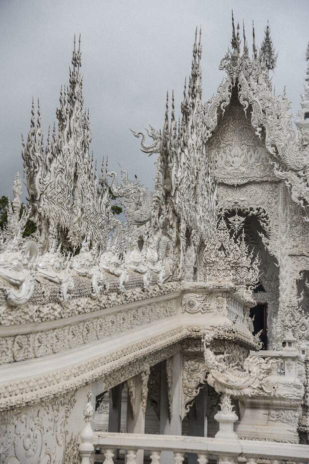 Тайский художник Чалемчай Кхоситпхипхат потратил на свое "детище" уже более миллиона долларов архитектура, буддизм, достопримечательность, путешествие, таиланд, фотомир, храм