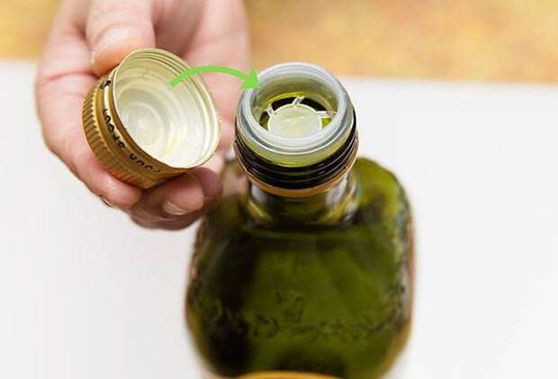 Открытая бутылка с оливковым маслом