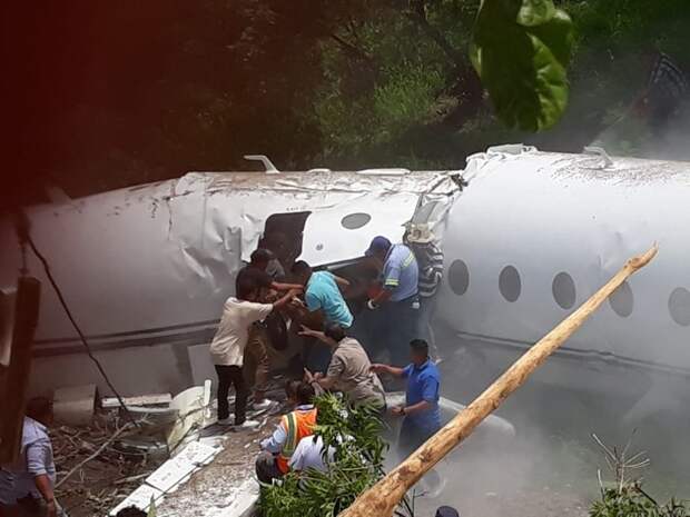 В аэропорту Гондураса самолет с пассажирами развалился на две части: видео Gulfstream G200, Honduras, La aeronave, ynews, гондурас, самолет, трагедия