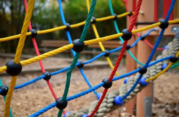 Упавшую информационную на детской площадке на Бибиревской вернули на место