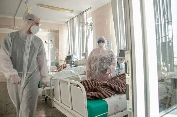 Традиционно в медицинском сообществе врачи передают лечение близких людей другому специалисту, однако Александр Щетина нарушил это правило. Заведующий отделением анестезиологии и реанимации ГКБ №1 им. Кабанова А.Н. вылечил свою мать, болевшую коронавирусом в тяжелой форме. Об этом сообщили в пресс-службе регионального Минздрава.