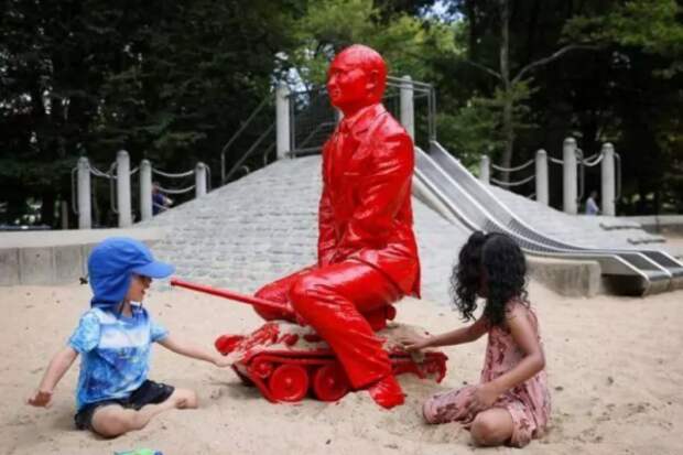Уличный художник установил в Центральном парке Нью-Йорке статую Владимира Путина