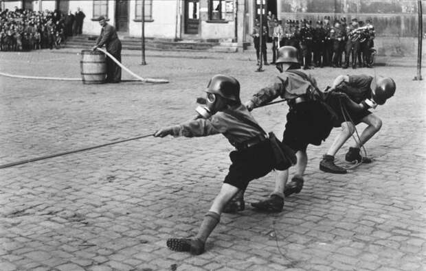 7. Члены гитлерюгенда перетягивают канат в противогазах, Вормс, 1933 г. германия, история, фото