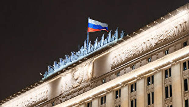 Флаг на здании министерства обороны РФ на Фрунзенской набережной в Москве. Архивное фото