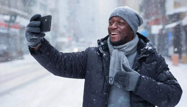 Африканец в тридцатиградусные морозы разгадал тайну длинного русского носа: "Удобно!"