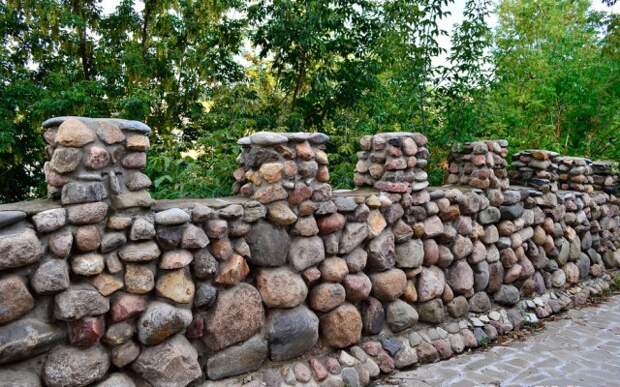 Забор из камня своими руками — 35 лучших фото идей