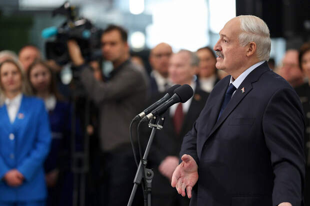 Лукашенко пообещал защитить белорусских женщин от мужчин