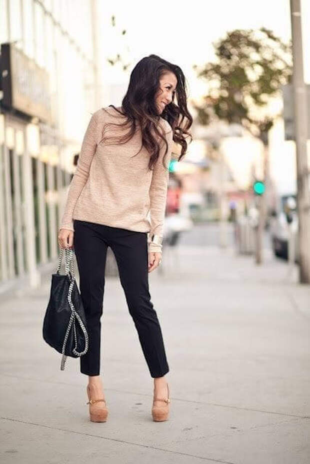 33 идеи, как одеваться в офис: розовый свитер, черные брюки, обувь на платформе