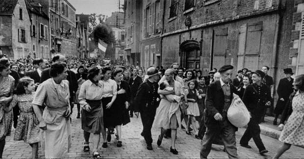 Ни одного нациста в таком виде по улицам французы не гоняли.